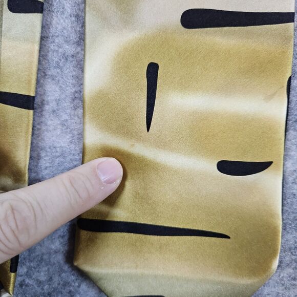 Jerry J. Garcia Necktie Gold /w Black Streaks 4"x62" 100% Silk VERY FAINT SPOTS - Picture 4 of 12